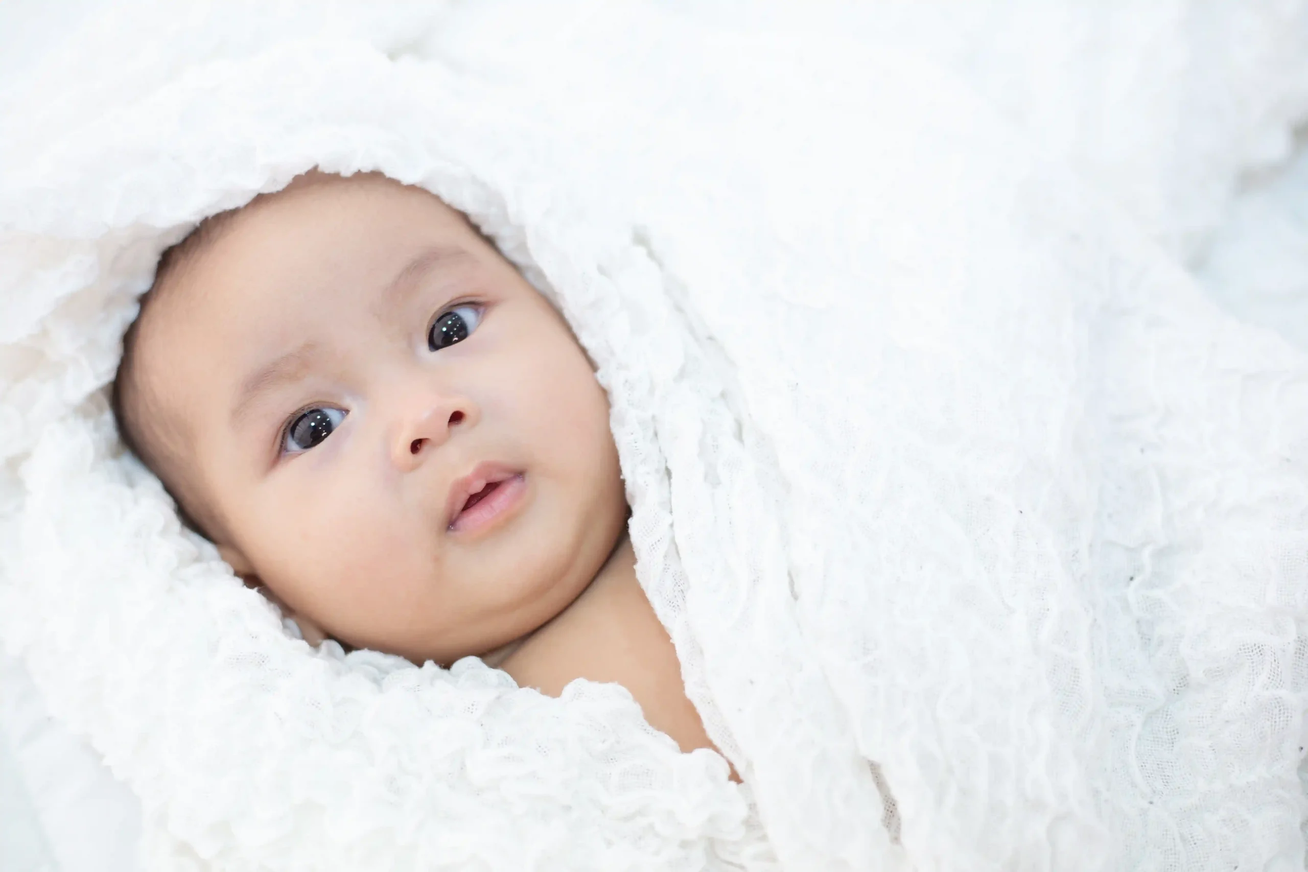 Mi Bebé Inclina la Cabeza hacia un Lado, ¿Por Qué?