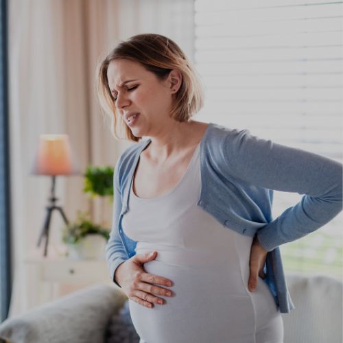 Mujer con dolores por embarazo